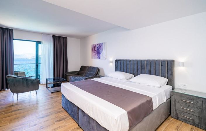 Image No.25-6 Bed Property for sale