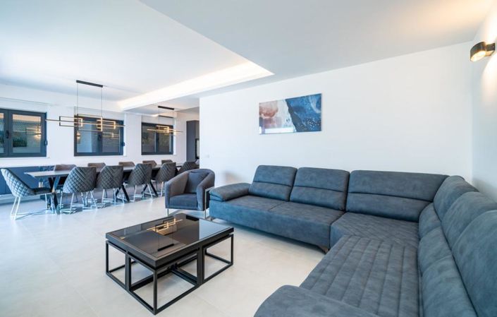 Image No.8-6 Bed Property for sale