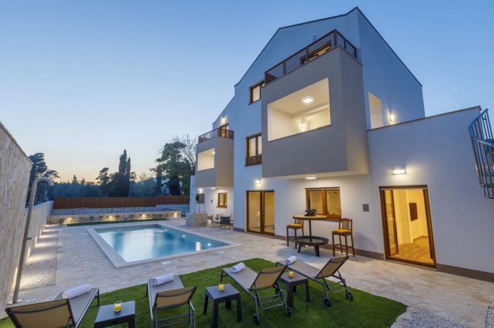 Image No.1-7 Bed Property for sale