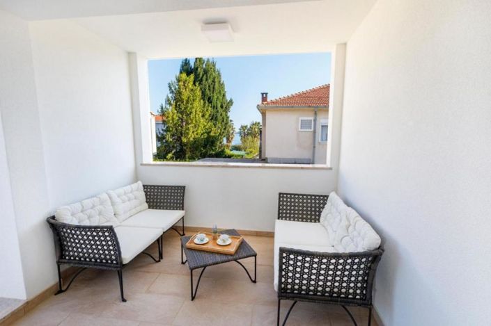 Image No.15-7 Bed Property for sale