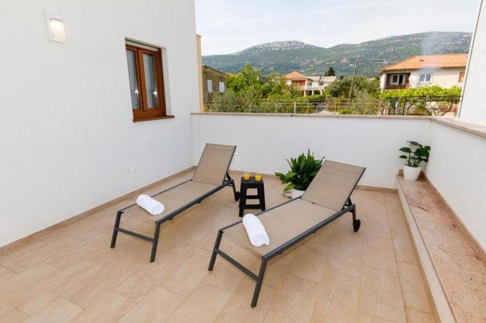 Image No.16-7 Bed Property for sale