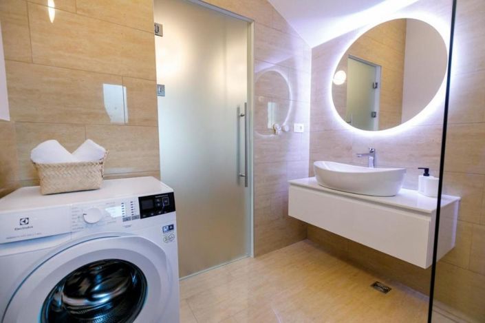 Image No.18-7 Bed Property for sale