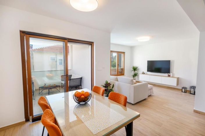 Image No.22-7 Bed Property for sale