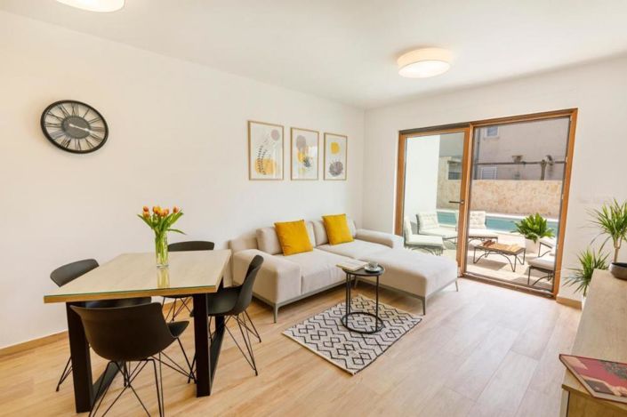 Image No.25-7 Bed Property for sale