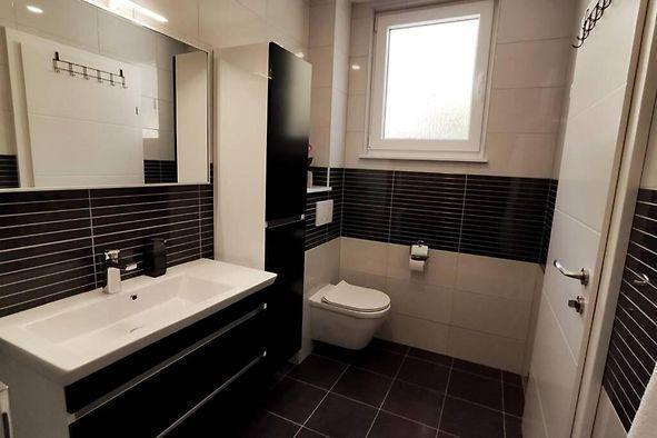 Image No.24-8 Bed Property for sale