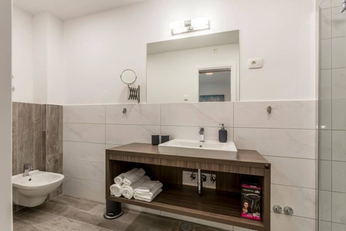 Image No.20-4 Bed Property for sale