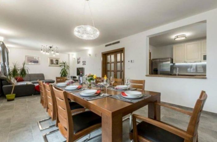 Image No.8-4 Bed Property for sale