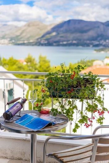 Image No.25-13 Bed Property for sale