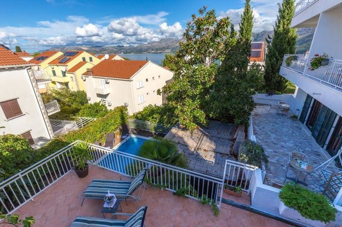 Image No.8-13 Bed Property for sale