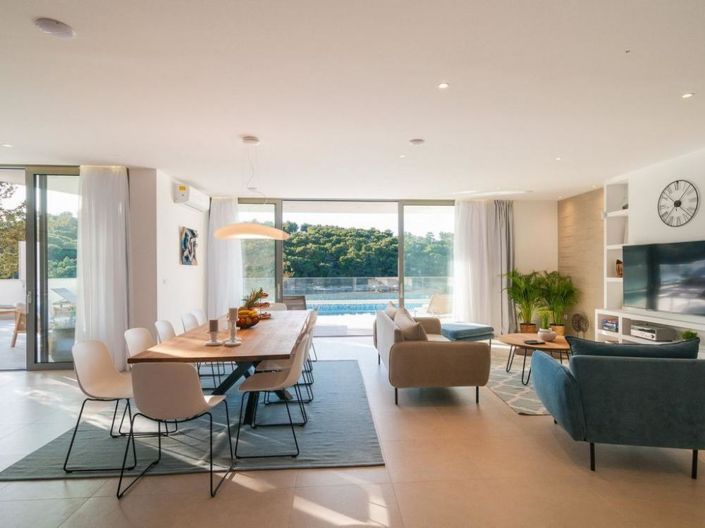 Image No.12-6 Bed Property for sale