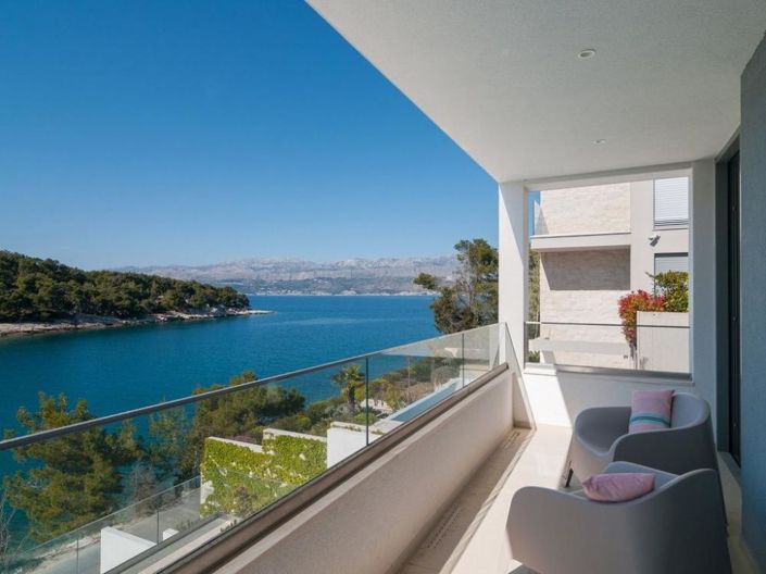 Image No.18-6 Bed Property for sale