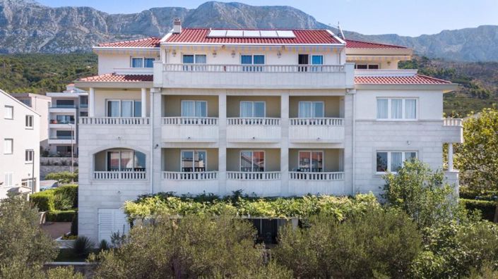 Image No.10-12 Bed Property for sale