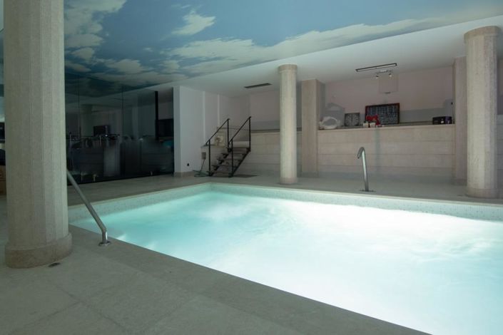 Image No.19-12 Bed Property for sale