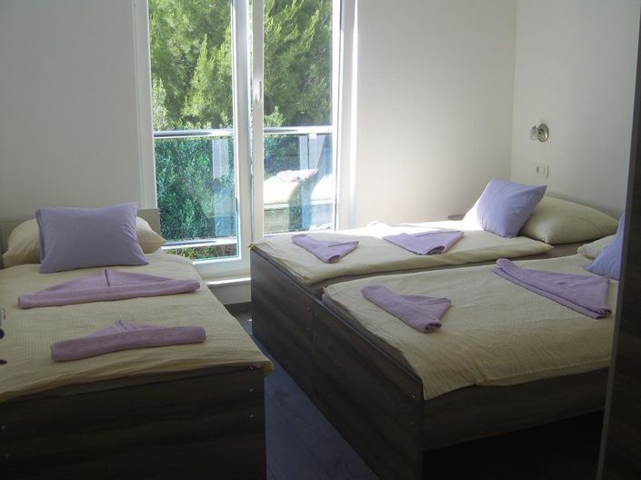 Image No.22-8 Bed Property for sale