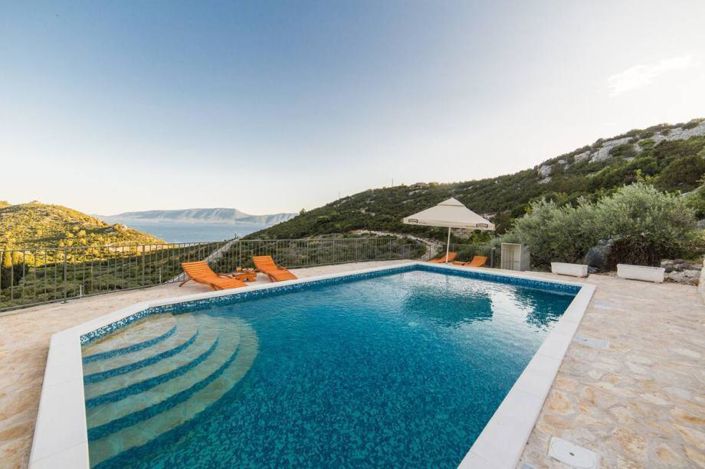 Image No.14-17 Bed Property for sale