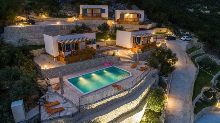 Image No.7-17 Bed Property for sale