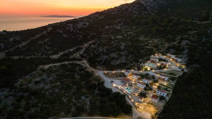 Image No.8-17 Bed Property for sale