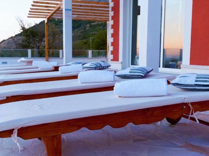 Image No.12-6 Bed Property for sale