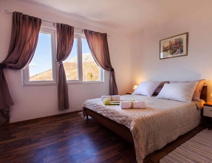 Image No.16-6 Bed Property for sale