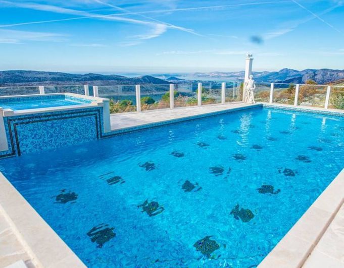 Image No.4-6 Bed Property for sale