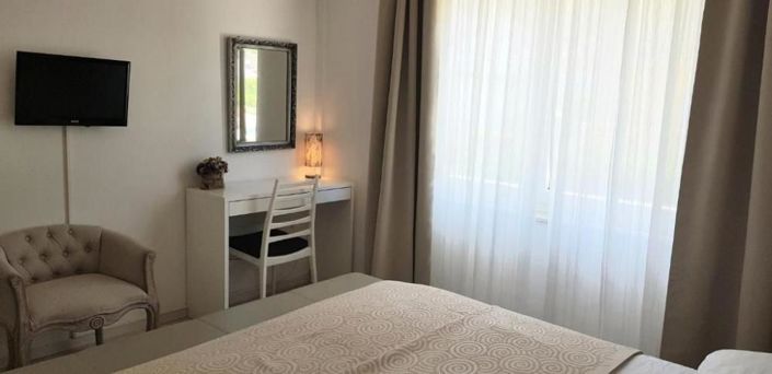 Image No.14-8 Bed Property for sale