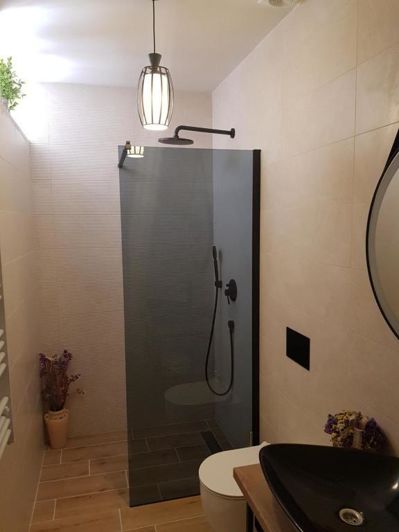 Image No.17-8 Bed Property for sale