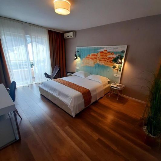 Image No.18-8 Bed Property for sale