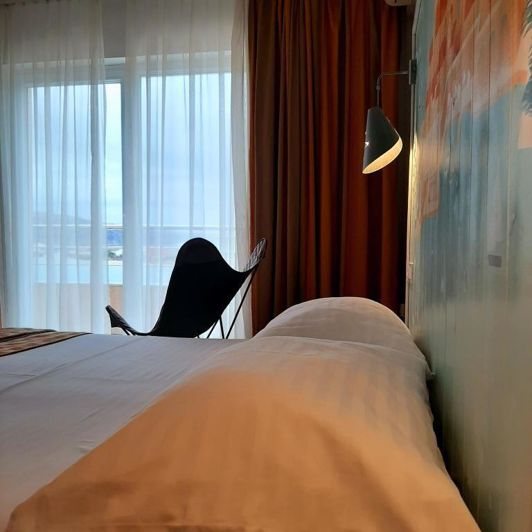 Image No.20-8 Bed Property for sale