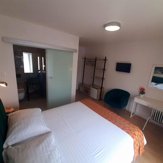 Image No.22-8 Bed Property for sale