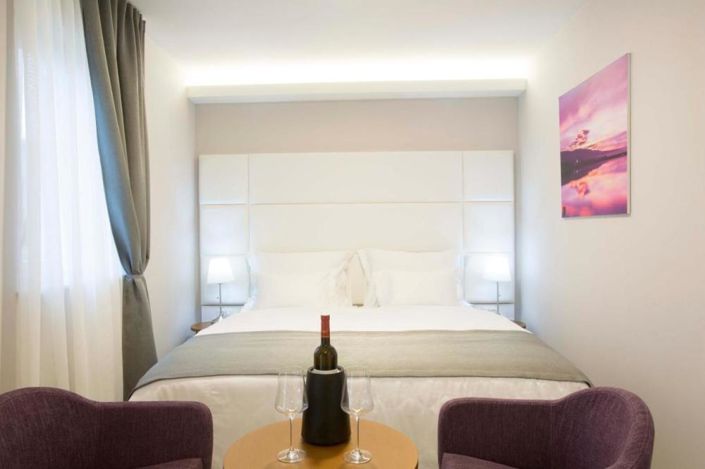 Image No.9-19 Bed Property for sale