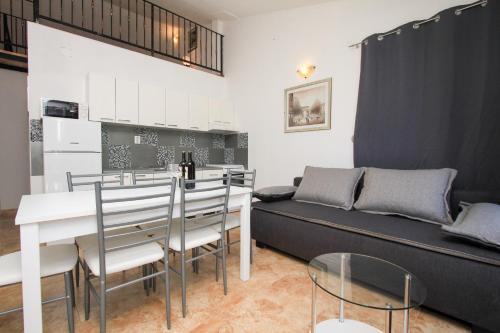 Image No.17-12 Bed Property for sale