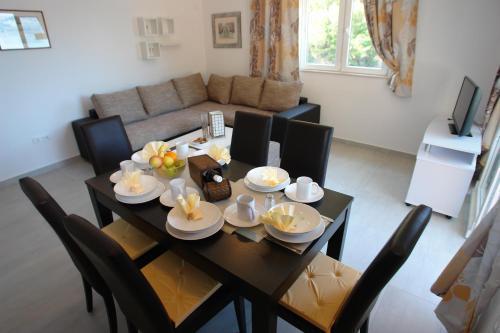 Image No.24-12 Bed Property for sale