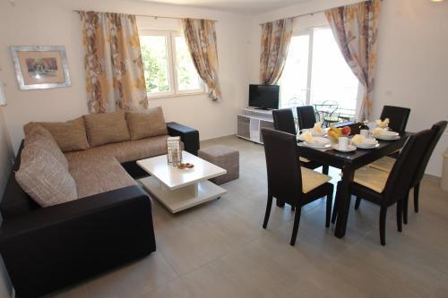 Image No.25-12 Bed Property for sale