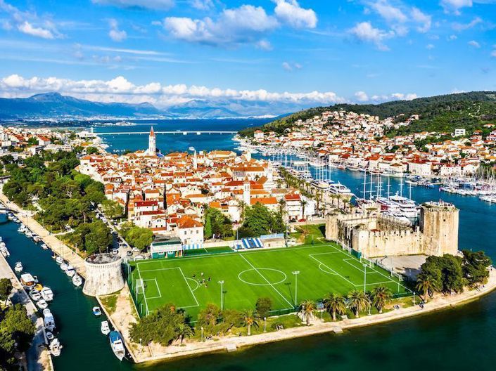 Image No.2-Propriété de 18 chambres à vendre à Trogir