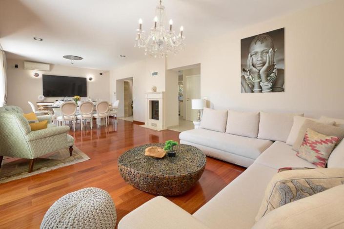 Image No.8-5 Bed Property for sale