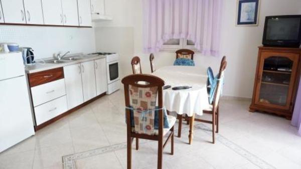 Image No.6-9 Bed Property for sale