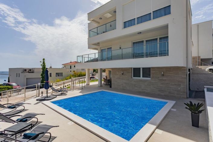 Image No.1-4 Bed Property for sale