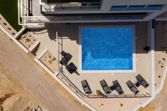 Image No.10-4 Bed Property for sale