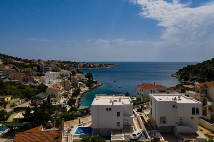 Image No.2-4 Bed Property for sale