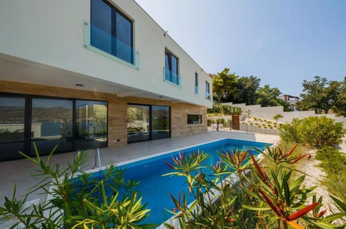 Image No.1-4 Bed Property for sale