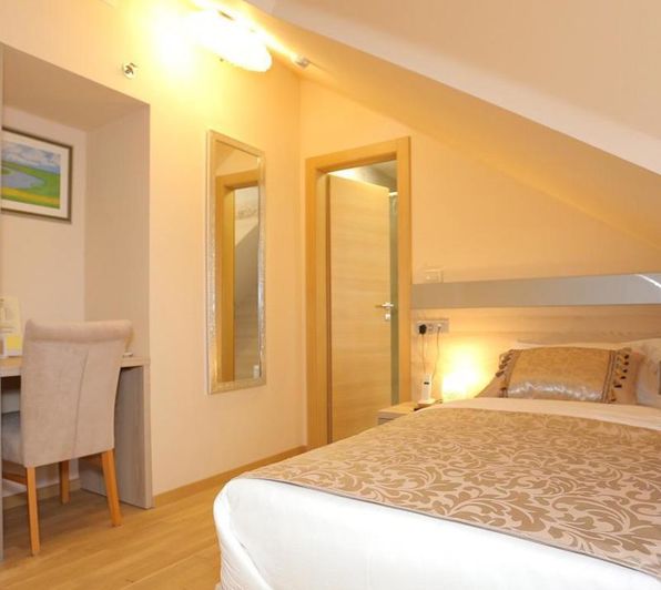 Image No.22-20 Bed Property for sale