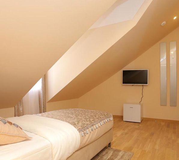 Image No.23-20 Bed Property for sale