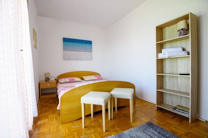 Image No.12-6 Bed Property for sale