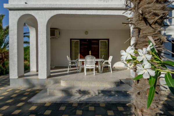 Image No.18-6 Bed Property for sale