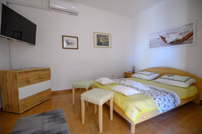 Image No.22-6 Bed Property for sale