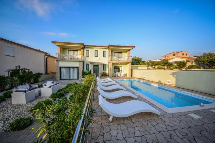 Image No.1-7 Bed Property for sale