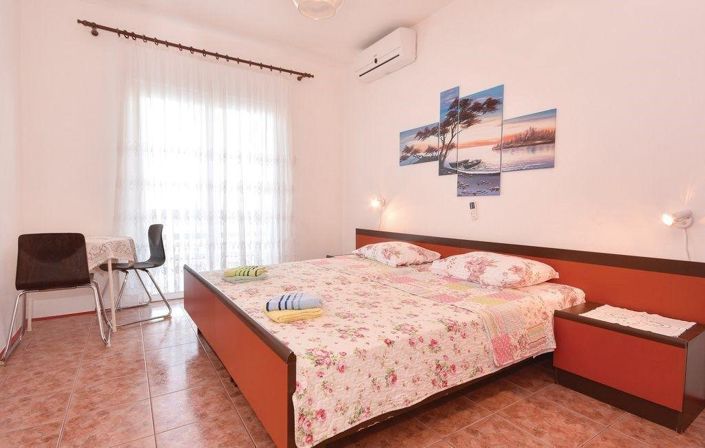 Image No.13-6 Bed Property for sale