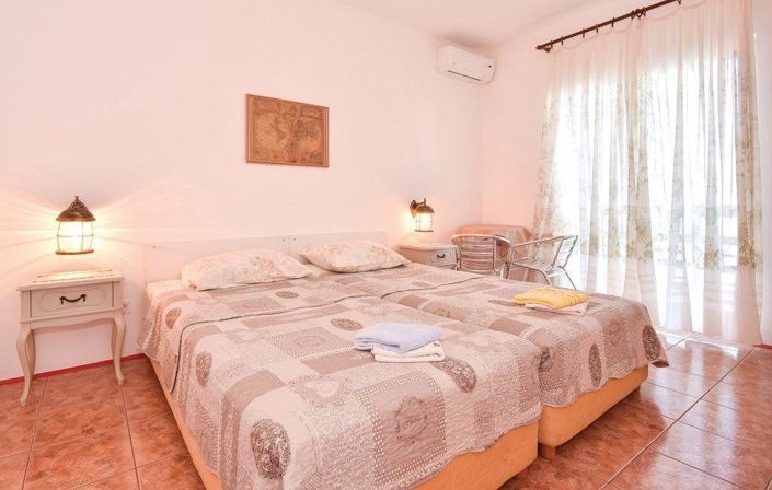 Image No.15-6 Bed Property for sale