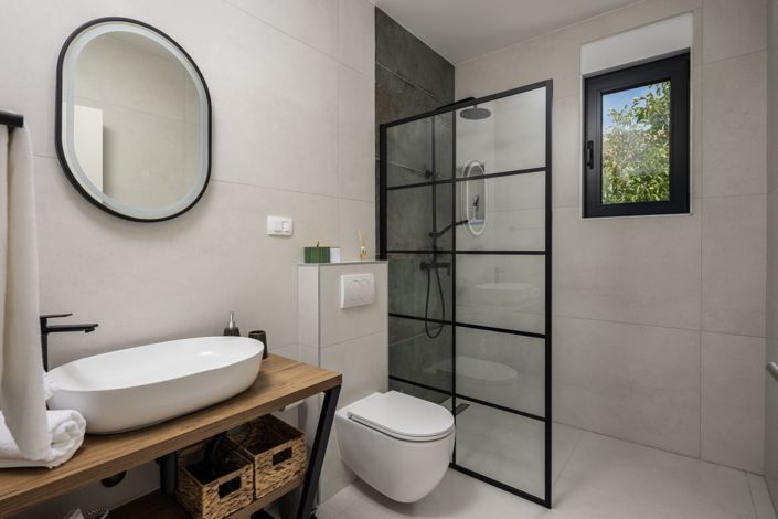 Image No.12-2 Bed Property for sale