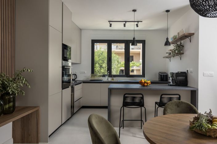 Image No.10-2 Bed Property for sale